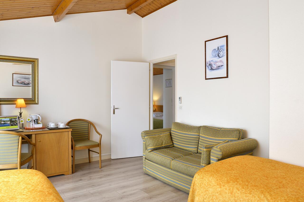 Logis Hotel Val De Vienne Le Vigeant Exterior photo