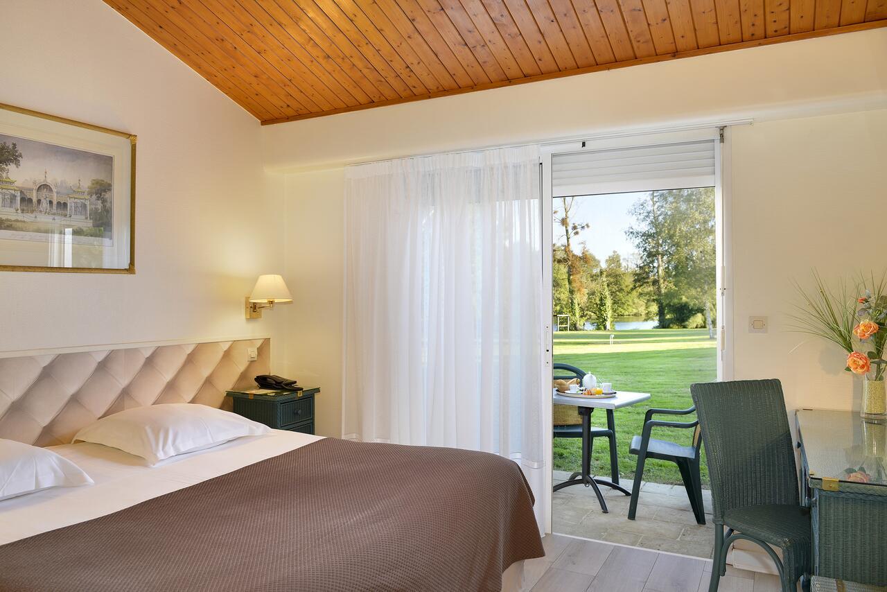 Logis Hotel Val De Vienne Le Vigeant Exterior photo
