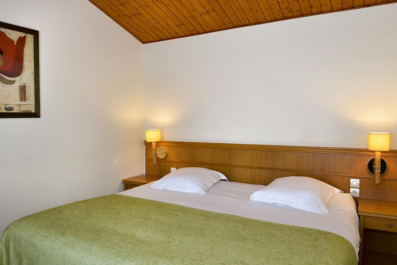 Logis Hotel Val De Vienne Le Vigeant Exterior photo