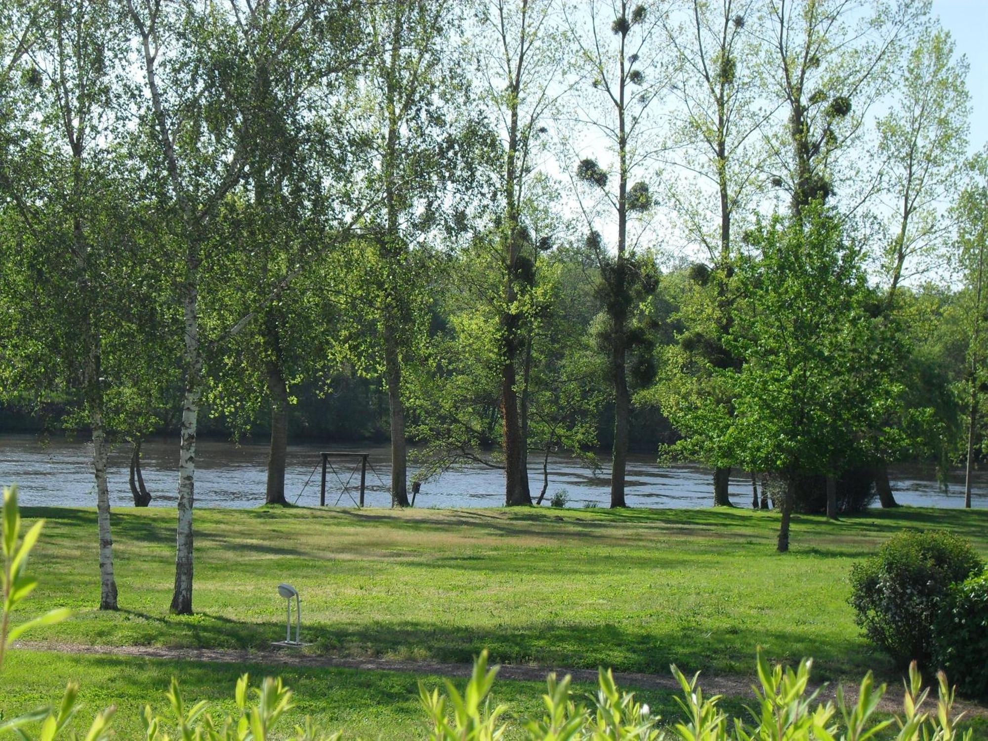 Logis Hotel Val De Vienne Le Vigeant Exterior photo