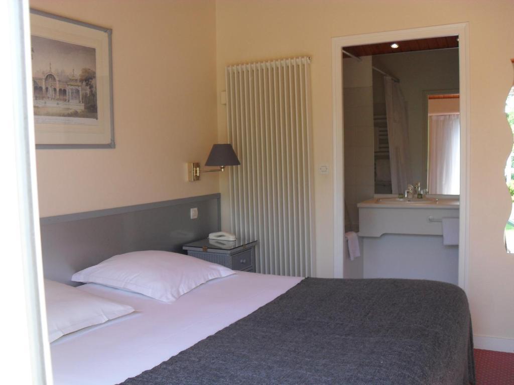 Logis Hotel Val De Vienne Le Vigeant Room photo