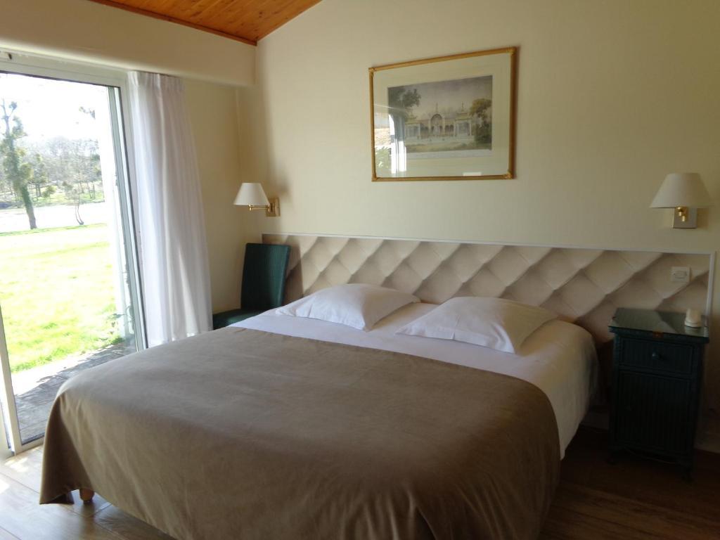 Logis Hotel Val De Vienne Le Vigeant Room photo