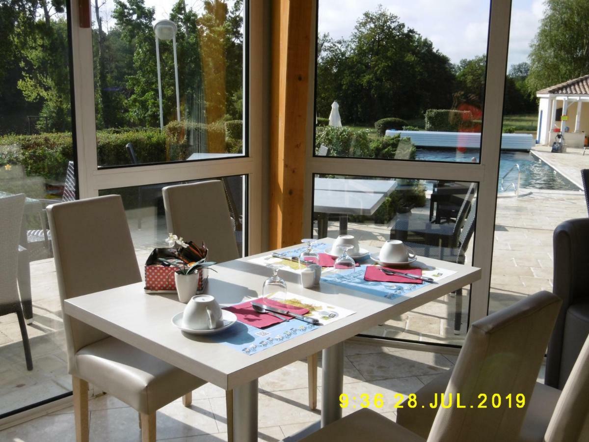 Logis Hotel Val De Vienne Le Vigeant Exterior photo